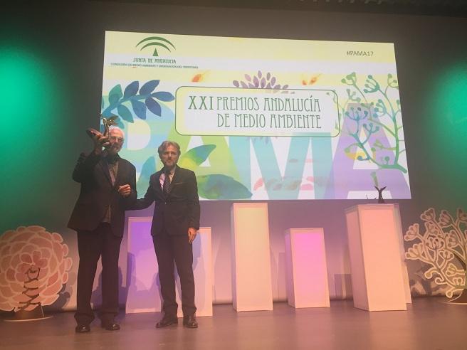 José Luis González Rebollar recoge su premio de manos del consejero de Medio Ambiente.