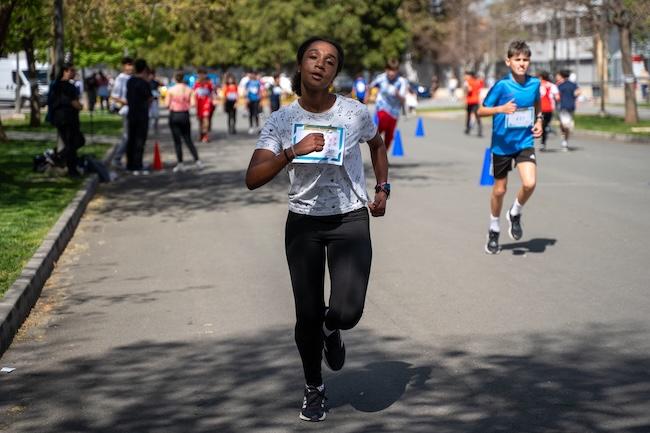 Una de las alumnas participantes en la carrera solidaria.