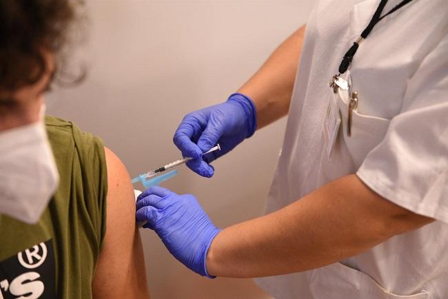 Un joven recibe la vacuna. 