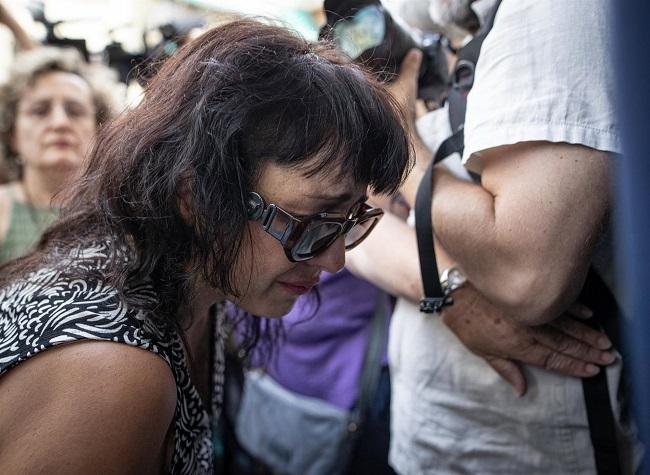 Juana Rivas, este martes, desconsolada al entrar al punto de encuentro familiar.