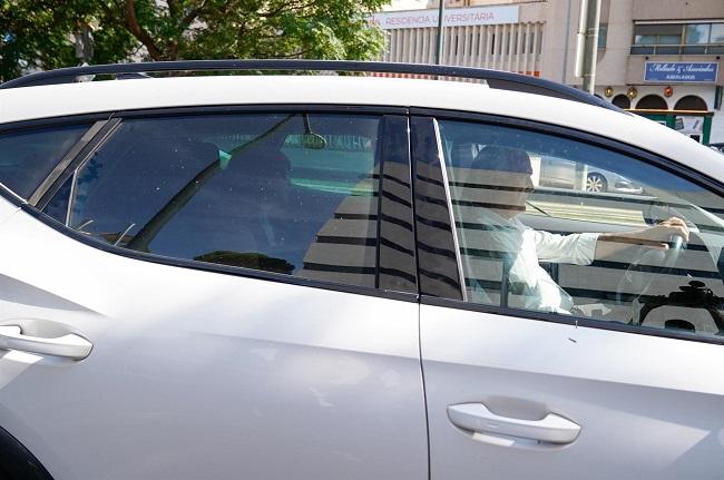Juana Rivas abandona los juzgados de la Caleta este viernes, con su abogado.