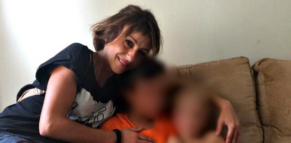 Juana Rivas junto a sus dos hijos, en la primera imagen desde su huida. Juana Rivas junto a sus dos hijos, en la primera imagen desde su huida.