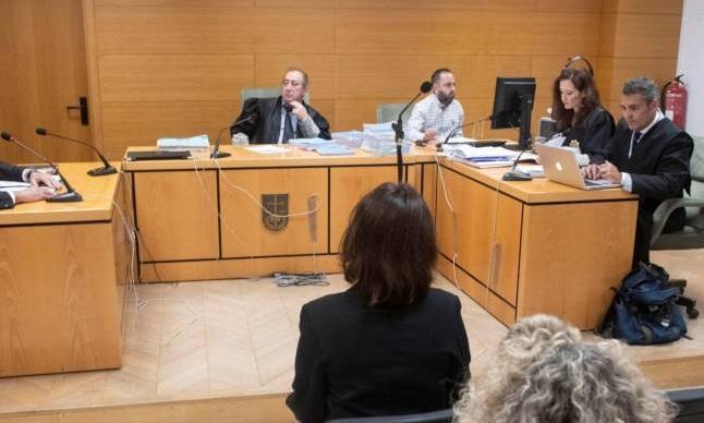El juez Piñar, frente a Juana Rivas, en el juicio.