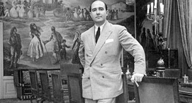 Julio Muñoz Ramonet posa en el salón de su palacio de la calle Muntaner, en los primeros años cuarenta.