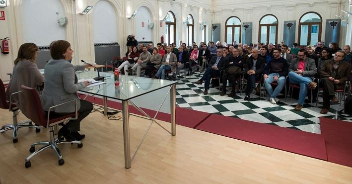 Un momento de la reunión con municipios y colectivos.