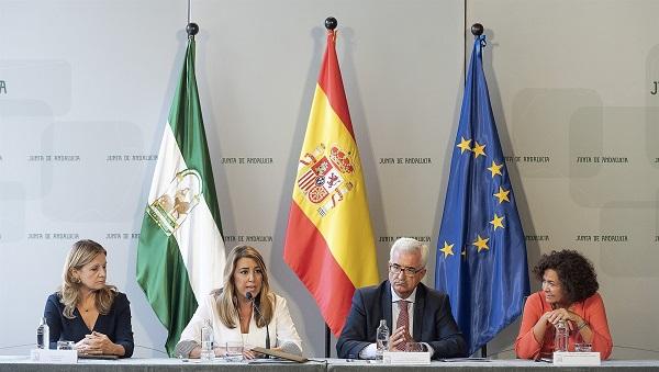 Susana Díaz ha presidido la firma del convenio, al que ha asistido la rectora de la UGR.