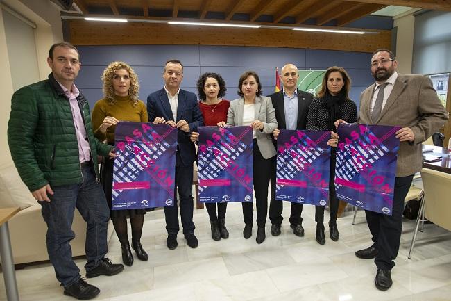 El equipo de delegados de la Junta en Granada, con el cartel para el 25N.