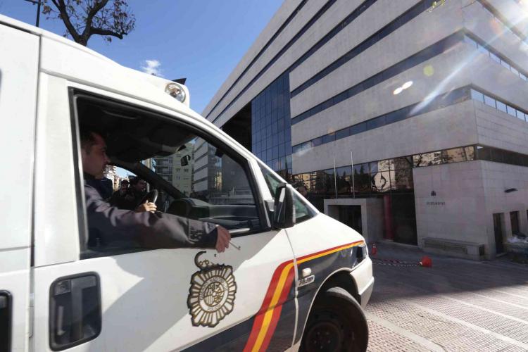 Vehículo policial frente a los juzgados de La Caleta.