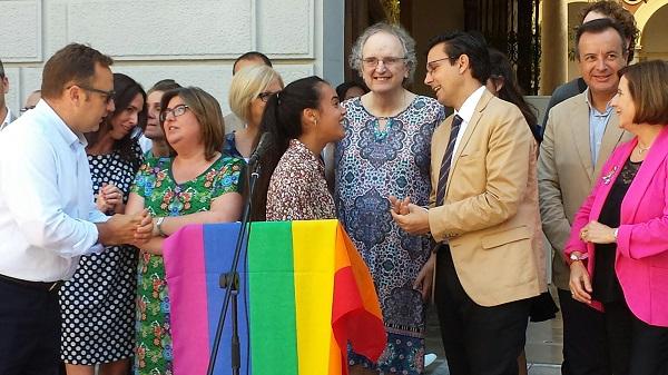 Kim Pérez con el alcalde y Lourdes Vázquez, que ha leído el manifiesto del Orgullo.