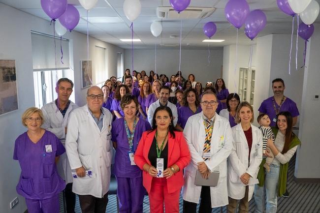 La directora gerente, en el centro, con el equipo sanitario y las familias.