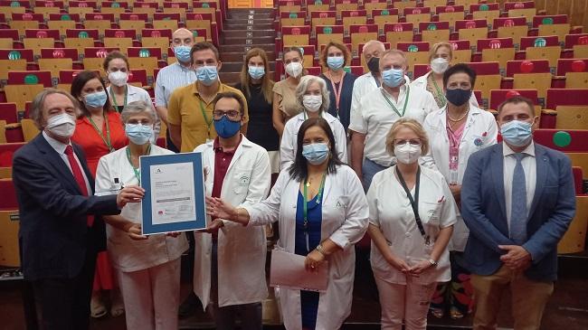 La directora gerente, en el centro, junto a parte del equipo directivo y del servicio de Farmacia Hospitalaria.
