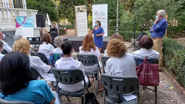 La directora gerente del hospital presenta el acto en la Feria del Libro.