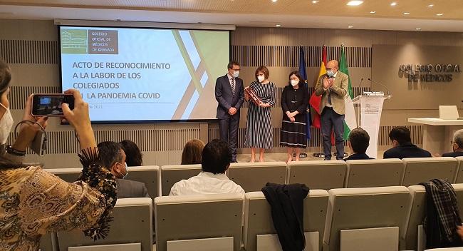 La esposa de José Manuel Fernández recoge la placa de reconocimiento como colegiado de honor.