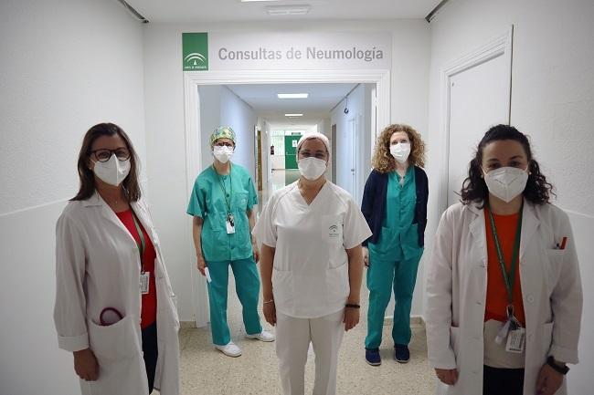 La jefa de servicio de Neumología, Concha Morales,a la izuierda, y la neumóloga, Beatriz Jiménez, a la derecha junto a parte del equipo de consultas poscovid.
