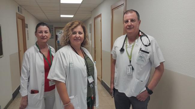 La jefa de servicio de Urgencias, María de la Paz Carmona, en el centro junto a la jefa de servicio de Neumología y un facultativo de Medicina Interna