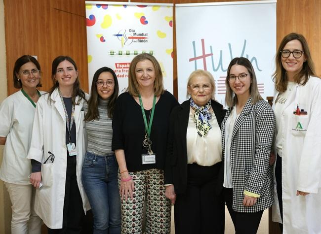 La jefa de servicio en el centro junto a sanitarias y pacientes de ALCER.