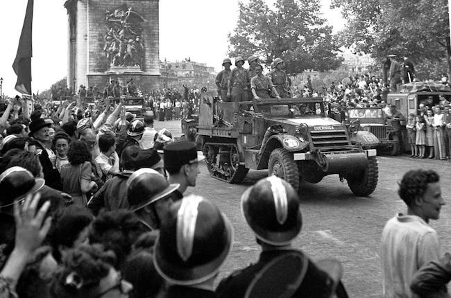 El vehículo semioruga Guernica, de La Nueve, en el desfile por los Campos Elíseos tras la Liberación de París.