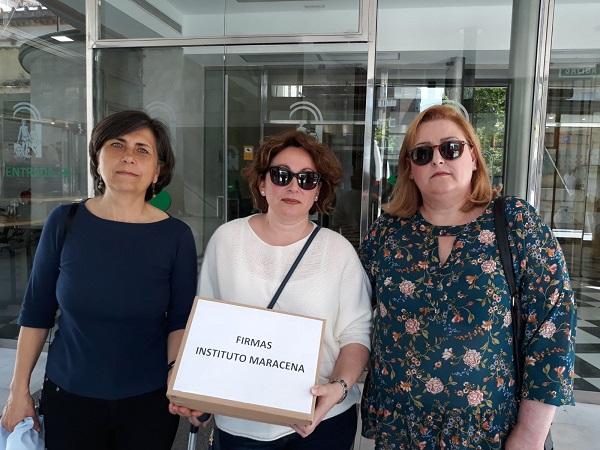 Representantes de la AMPA entregando las firmas en Educación. Representantes de la AMPA entregando las firmas en Educación.