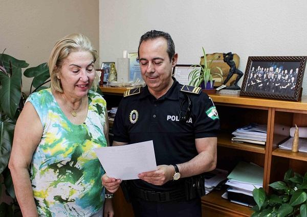 La teniente de alcalde con el jefe de la Policía Local de Motril.