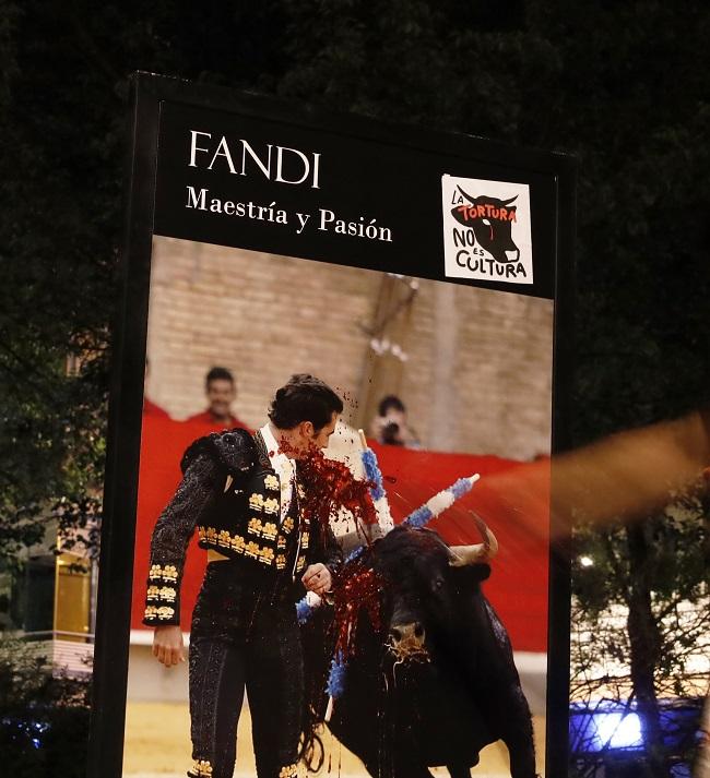 Detalle de una de las fotografías tras la acción de protesta antitaurina.