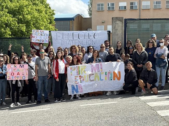 Detalle de la protesta, este miércoles, en el colegio Alzawiya de La Zubia.