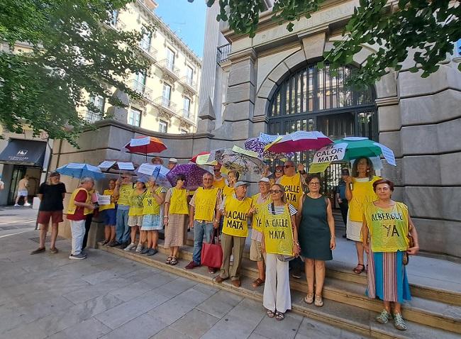 Activistas de La Calle Mata, ante la Fiscalía de Granada.