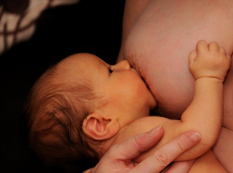 La OMS recomienda la lactancia materna exclusiva hasta los seis meses.