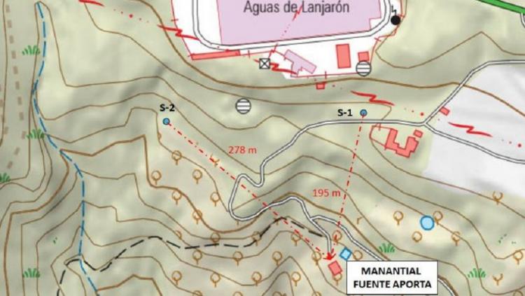 La imagen, extraída del documento expuesto a información pública, muestra cómo los dos sondeos solicitados, S-1 y S-2, están uno a 195 metros y otro a 278 m del manantial, cuando la normativa exige un mínimo de 500 metros de distancia.