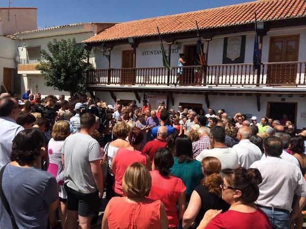Multitudinaria concentración a las puertas del Ayuntamiento de Lanteira.