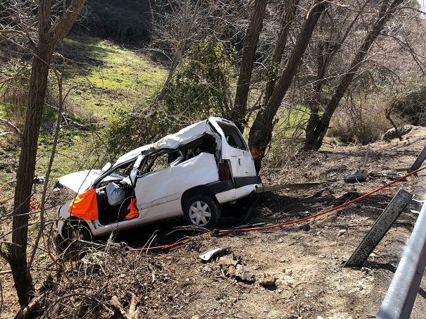 Los Bomberos han tenido que intervenir para rescatar a una mujer herida del interior del vehículo.