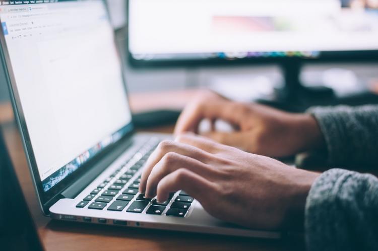 El empresario obtuvo 13.500 euros en créditos por Internet El empresario obtuvo 13.500 euros en créditos por Internet.