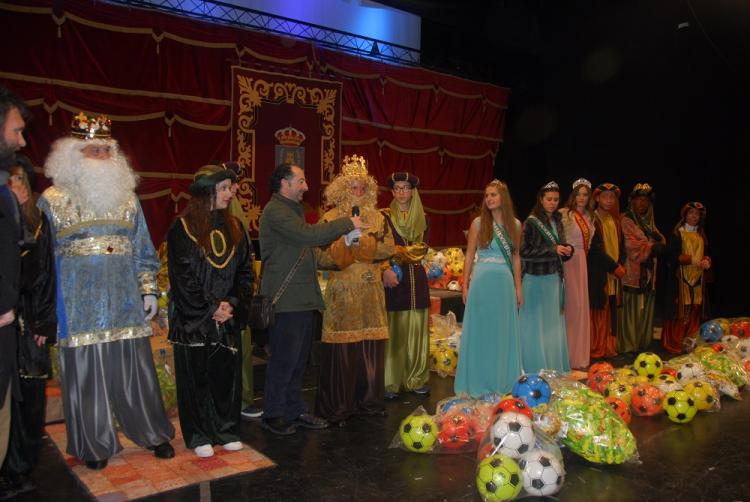 Imagen del reparto de regalos el pasado año. Imagen del reparto de regalos el pasado año.
