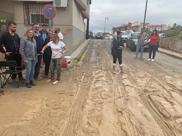 La consejera de Fomento en Las Gabias, con su alcaldesa y el delegado del Gobierno andaluz, entre otros.