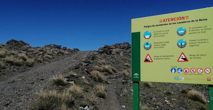 Cartel de advertencia al inicio de la ruta hacia los Lavaderos de la Reina.