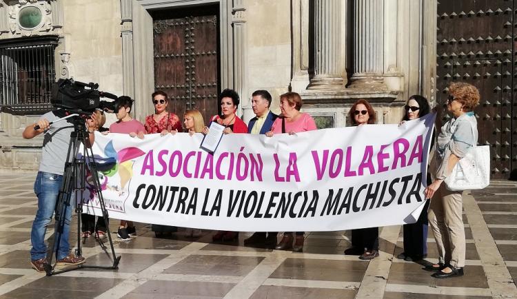 Representantes de La Volaera junto al Defensor de la Ciudadanía de Granada.