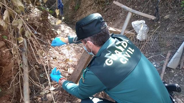 Un agente examina uno de los lazos de cable de acero. 