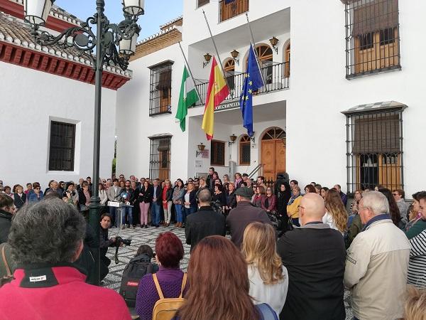 Concentración a las puertas del Ayuntamiento de La Zubia.