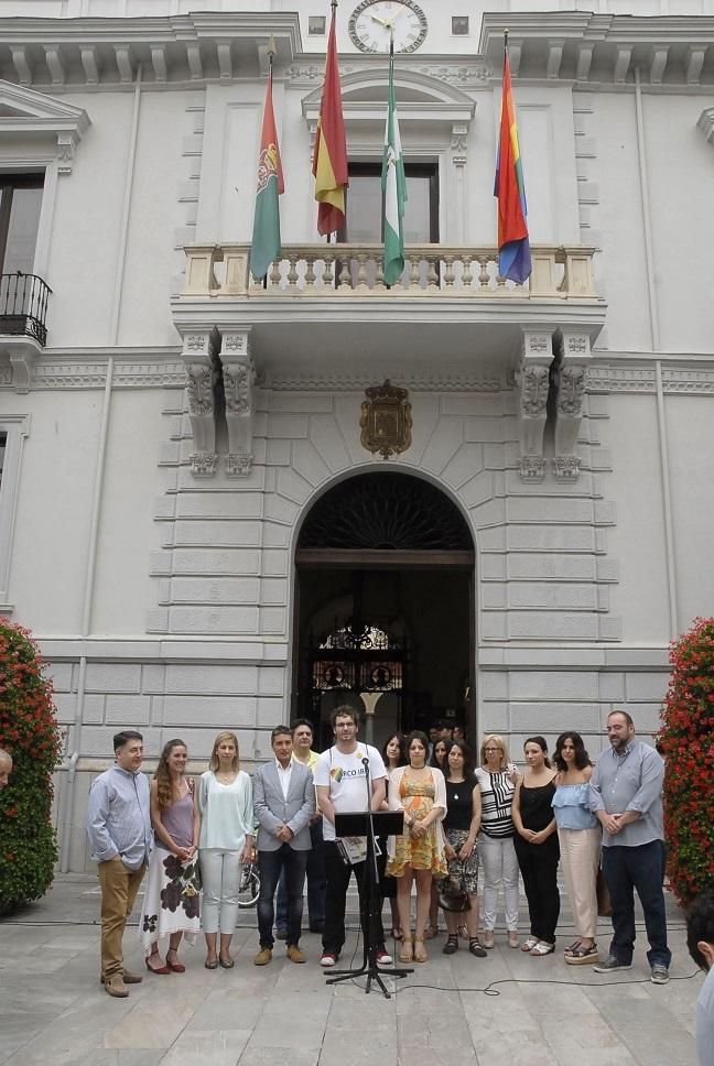 La bandera 'arco iris' ondea en el Ayuntamiento de la capital.