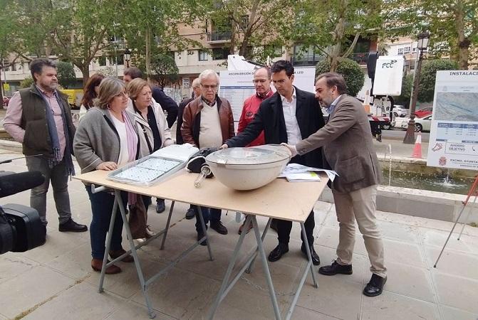 Alcalde y concejales examinan una de las nuevas lámparas. 