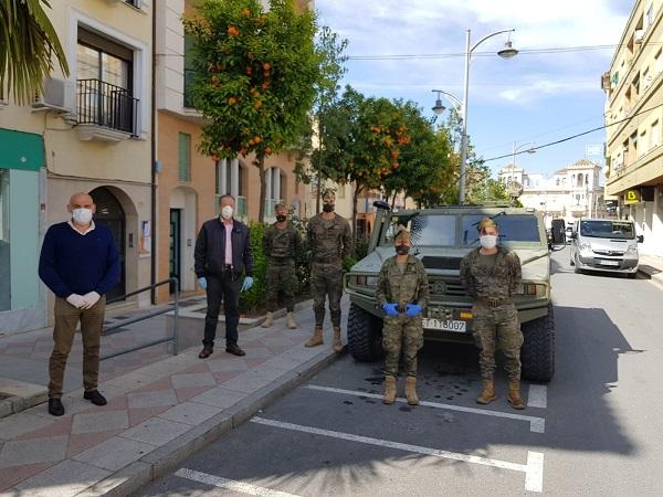 El alcalde y el concejal de Seguridad con el contingente de La Legión desplegado en Pinos Puente.