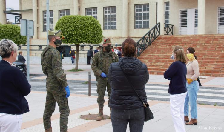 La Legión, este lunes, junto al pabellón en el que se practicaban pruebas a trabajadores de residencias.