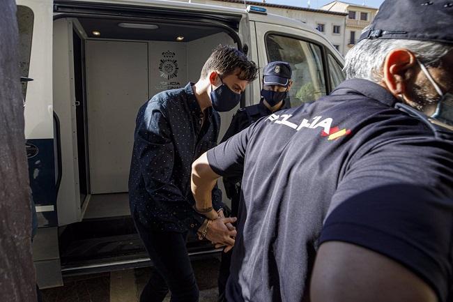 El legionario acusado de asesinar el 8 de febrero de 2020 a su expareja en Zadin siendo trasladado por la Guardia Civil a la Audiencia de Granada para ser juzgado el 16 de mayo del 2022. 