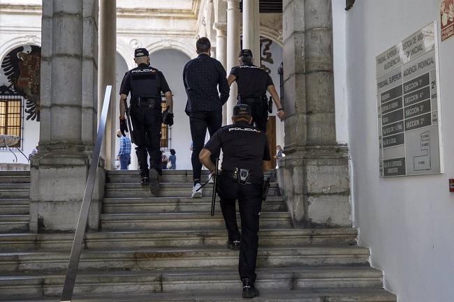 El legionario acusado de asesinar a su expareja en el Zaidín, a su llegada al juicio.