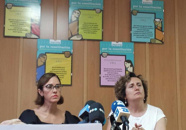 María Castillo con Francisca Granados en una rueda de prensa el pasado verano.