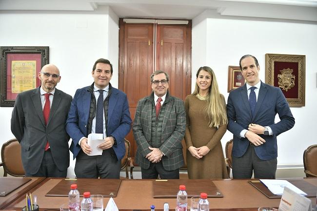 Acuerdo de colaboración entre el Colegio de Abogados y la editorial.