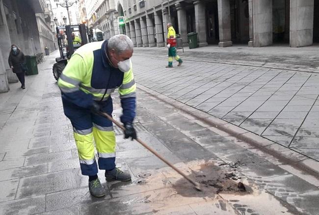 Operarios de Inagra en tareas de limpieza.