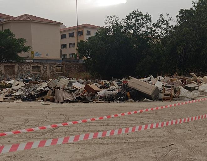 Basura, chatarra y otros residuos apilados para ser retirados.