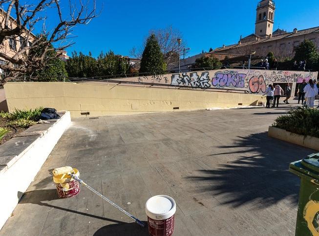 Limpieza de pintadas en la capital.