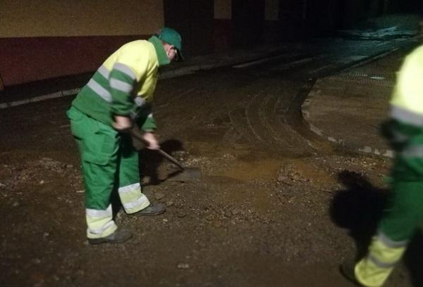 Operarios limpiando el barro en las calles de Guadix.