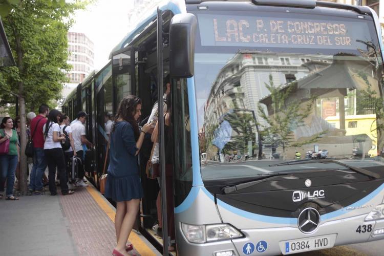 Usuarios suben a un autobús de la LAC. 